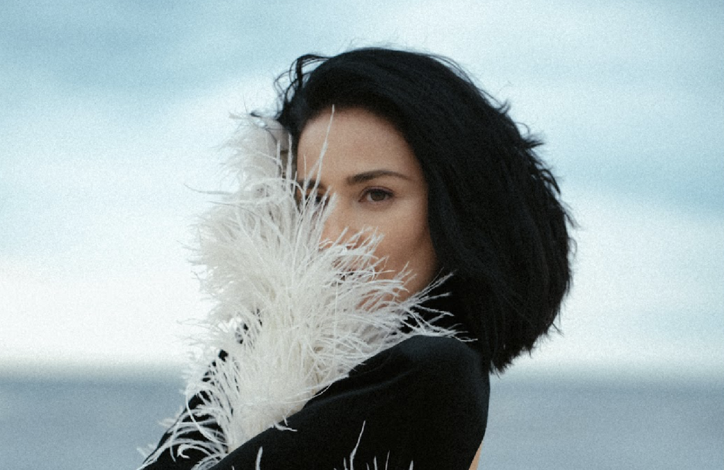 Марта Адамчук презентує офіційний реліз пісні «Ало»