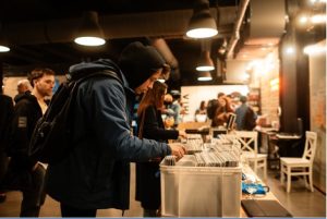 Чому мода на вініл активно повертається серед молоді