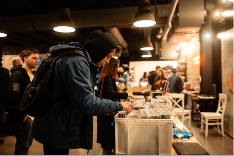 Чому мода на вініл активно повертається серед молоді