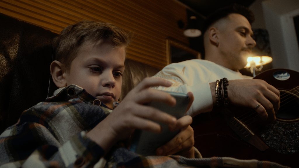 ХАС вперше показав сина у кліпі на пісню “В дзеркалі”