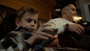 ХАС вперше показав сина у кліпі на пісню “В дзеркалі”