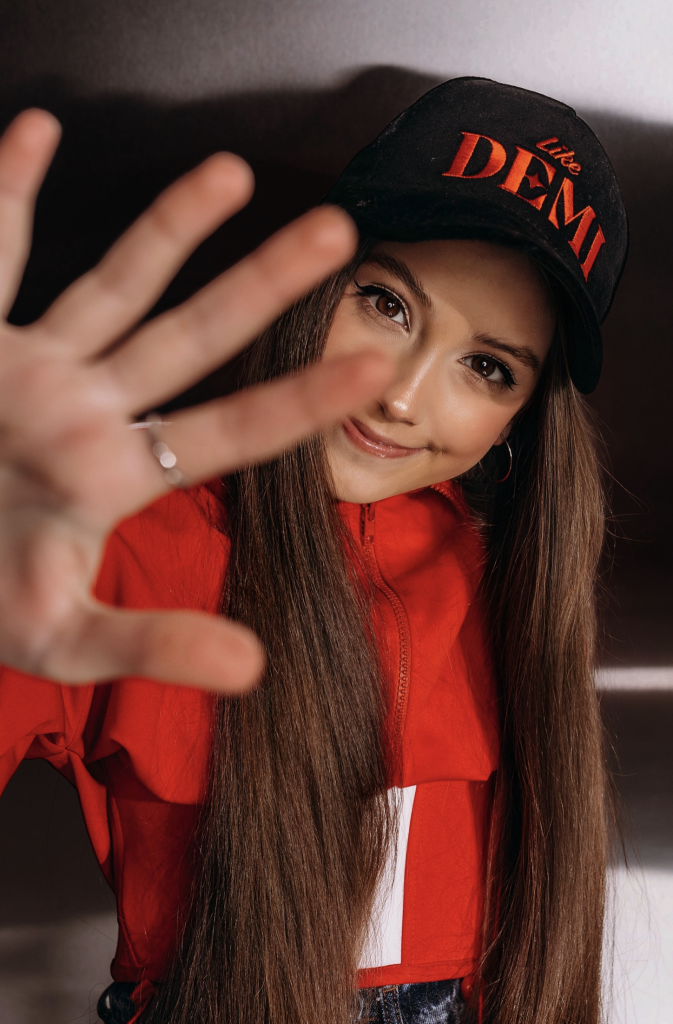 DEMI — молода артистка, що робить ставку на складну хореографію та візуальний стиль K-pop. Маючи багаторічну базу бальних танців