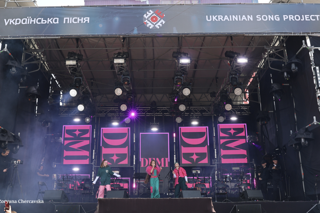 DEMI — молода артистка, що робить ставку на складну хореографію та візуальний стиль K-pop. Маючи багаторічну базу бальних танців