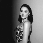 Марта Адамчук випустила новий трек: українська співачка презентує грайливий сингл “Між нами”