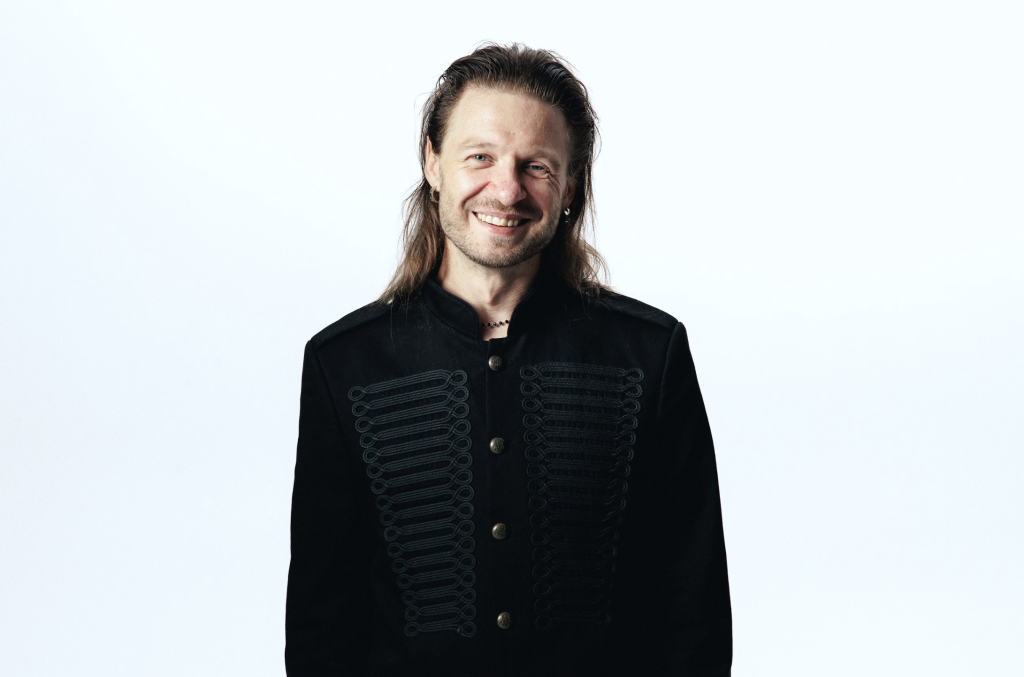 Стас Корольов презентує власну версію пісні YUKO — Syrotyna. Це повільний  і сумний фортепіанний кавер з саксофоном і бас-гітарою