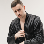 “В душ і не зі мною?” Шугар випускає гімн інстаграмних ревнощів