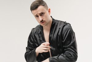 "В душ і не зі мною?" Шугар випускає гімн інста-ревнощів