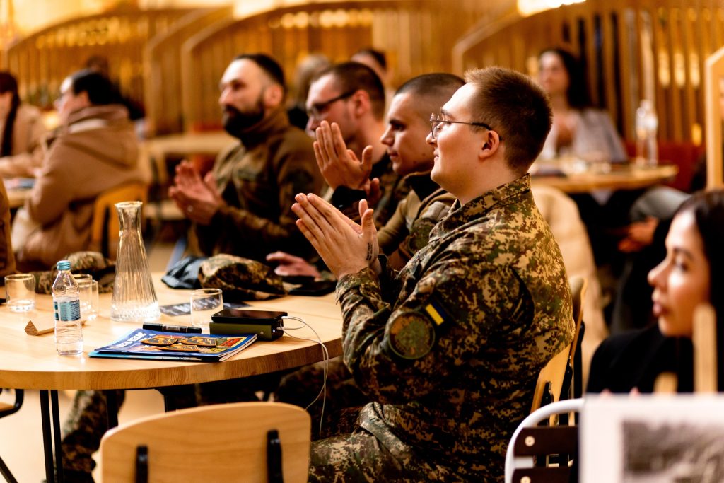 Актор Павло Текучев провів читання «Віршів з бійниці»