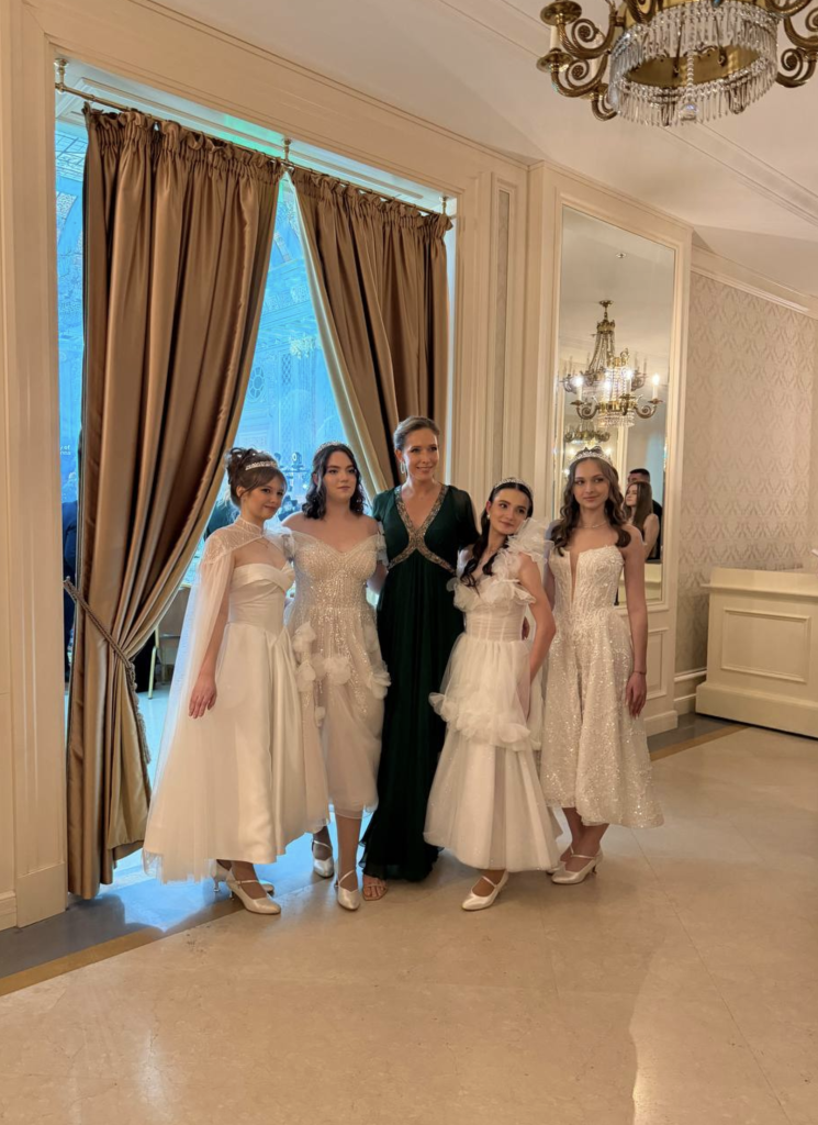 Вихованки прийомних родин — дебютантки Віденського балу