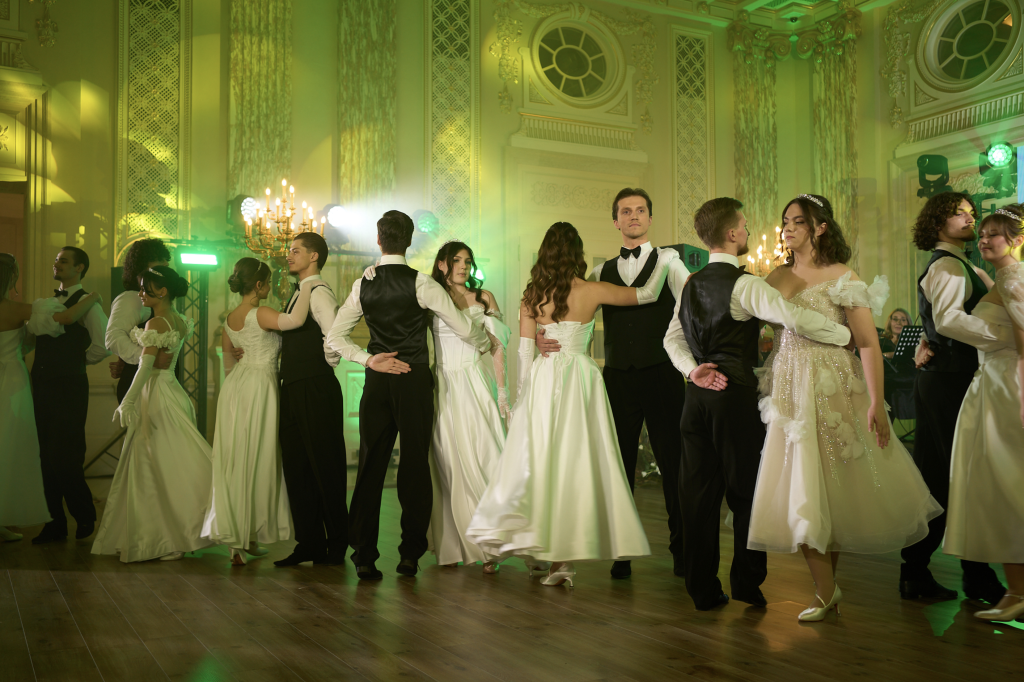 Вихованки прийомних родин — дебютантки Віденського балу