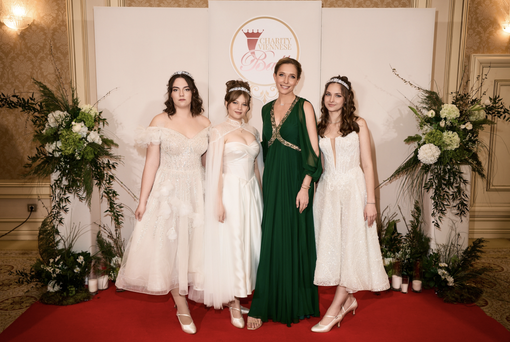 Вихованки прийомних родин — дебютантки Віденського балу