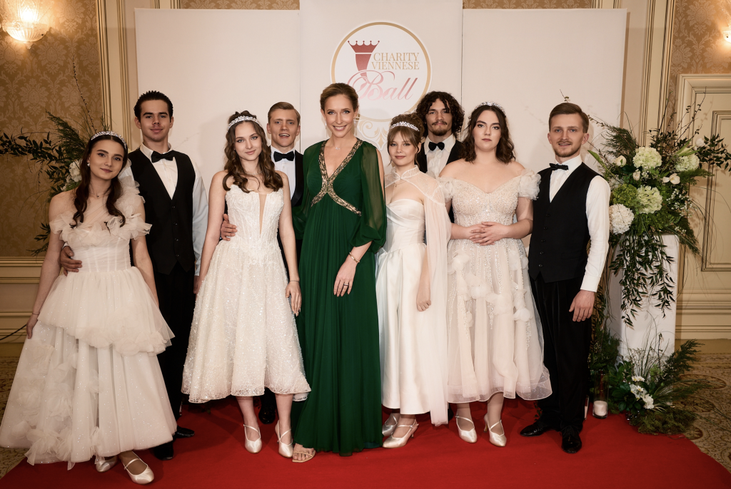 Вихованки прийомних родин — дебютантки Віденського балу