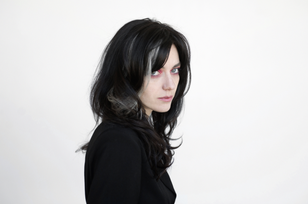 “мистецтво уникання” — це другий трек артистки vesnavoseny