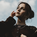 Лея презентує «Ілюзія головного героя» — агресивний трек про внутрішню боротьбу та самознищення через порівняння