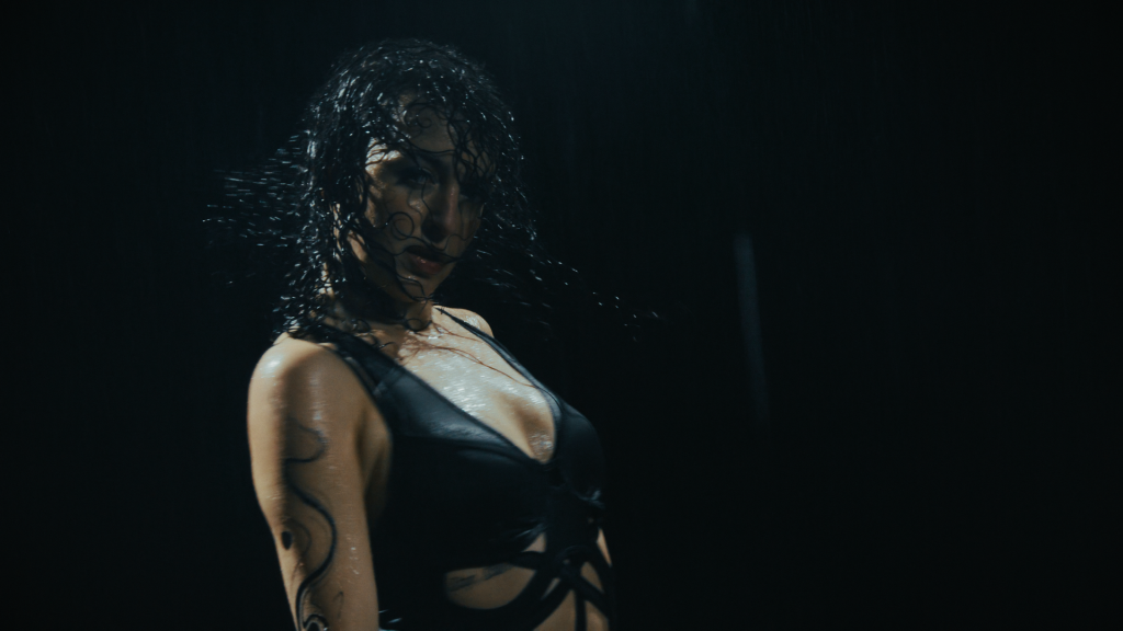 Нова пісня “Stop Start” від української співачки Sofira