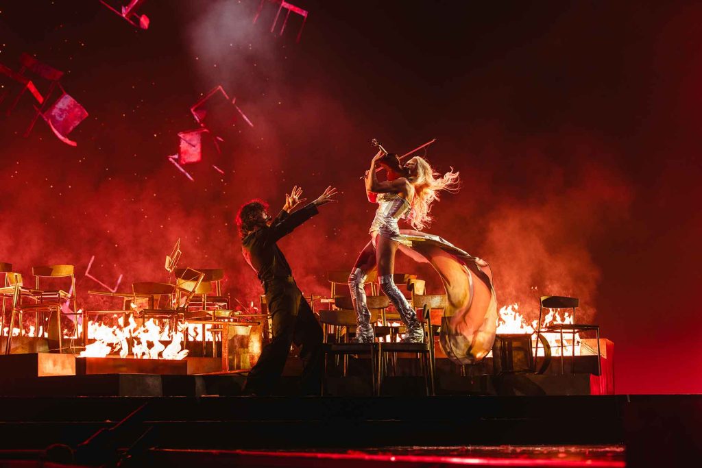 Linda Lampenius, Pete Parkkonen - Liekinheitin (переклад українською)