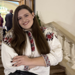 «Ти ніби вишиваєш собі життя»: співачка iSKra розповіла про 110-річну вишиванку прабабусі, яку родина передає через покоління