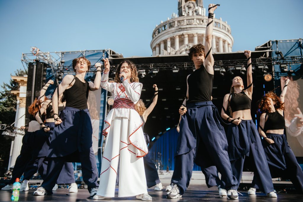 Від бурлеску до бондіани: Макс Барських відкрив Open Air Fest