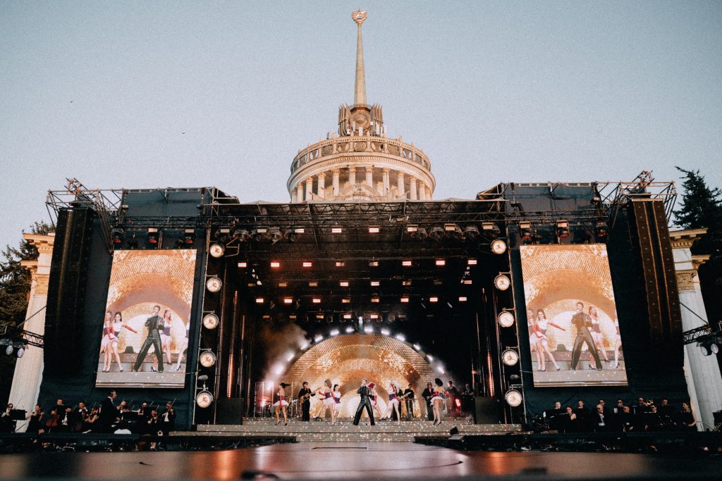 Від бурлеску до бондіани: Макс Барських відкрив Open Air Fest