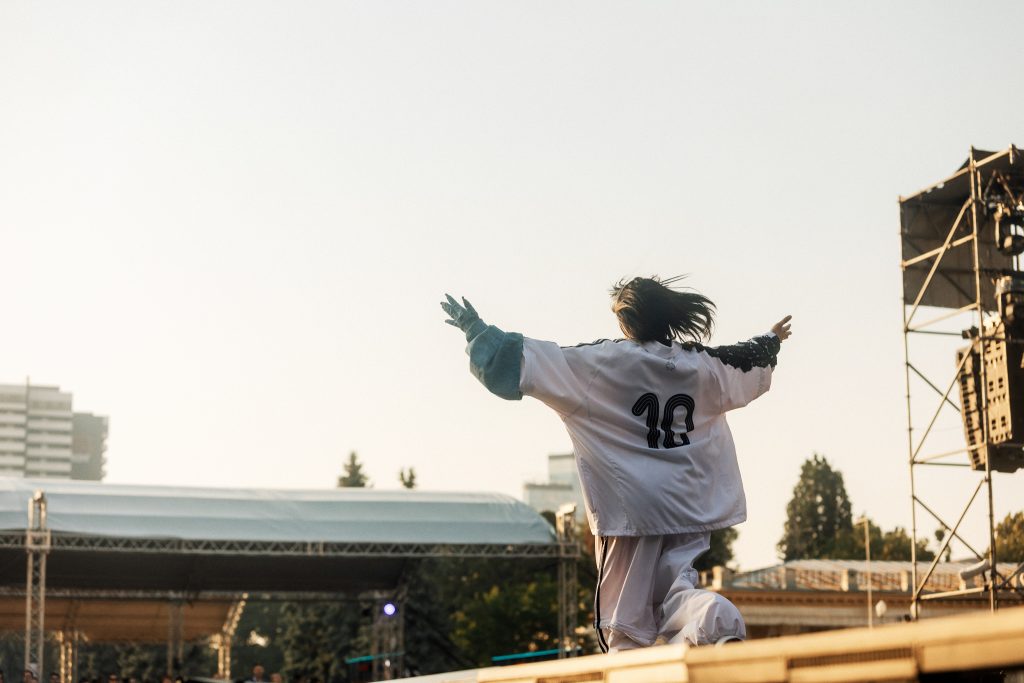 Від бурлеску до бондіани: Макс Барських відкрив Open Air Fest