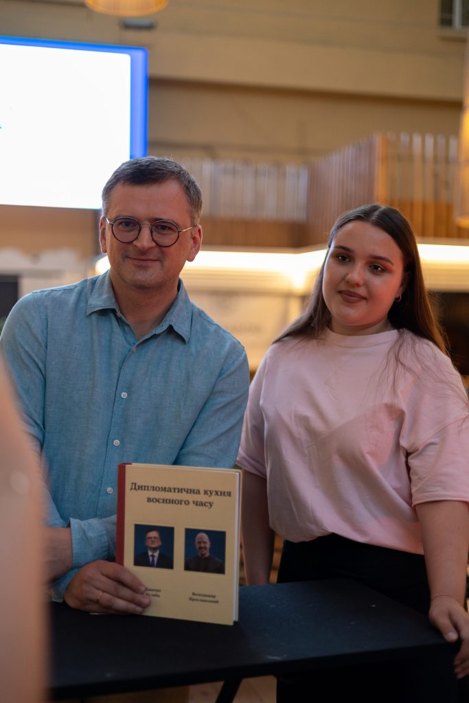 За підтримки МУЗВАР: автограф-сесія Дмитра Кулеби