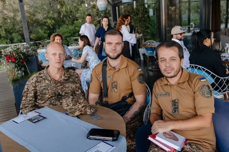 Зірки читали вірші від #книголав на благодійному вечорі