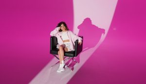 Sofia Nersesian презентує написаний її татом «Будь собою»
