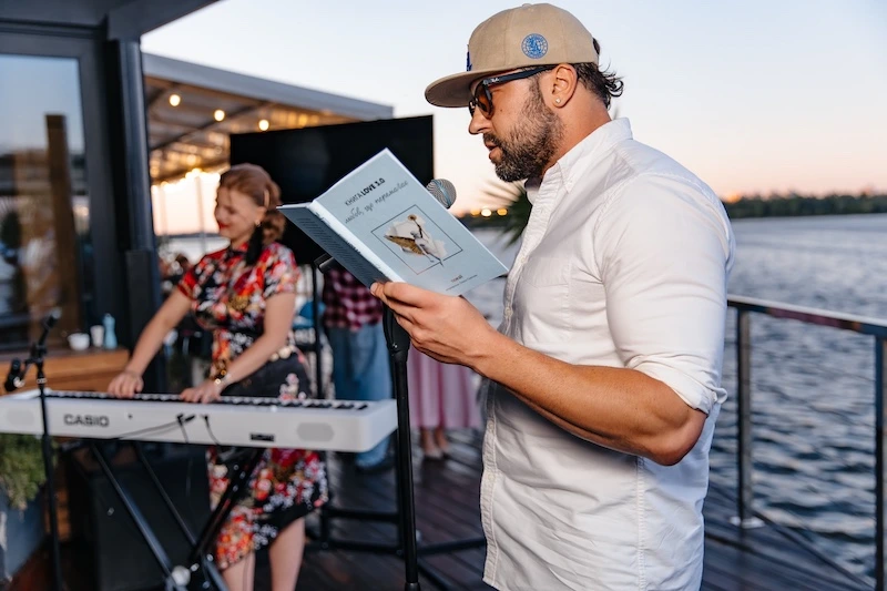 Зірки читали вірші від #книголав на благодійному вечорі