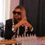 Gena Viter перемагає Discoman у шахах: два образи артиста зустрілися у кліпі «Вона»