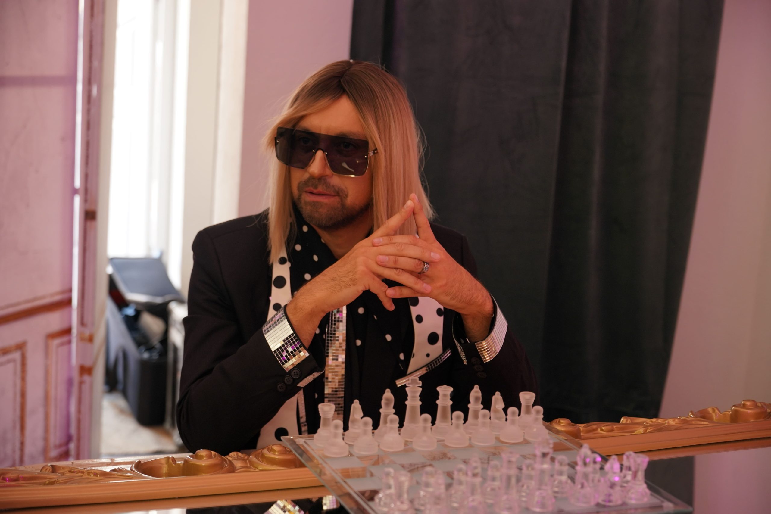 Gena Viter перемагає Discoman у шахах: два образи артиста
