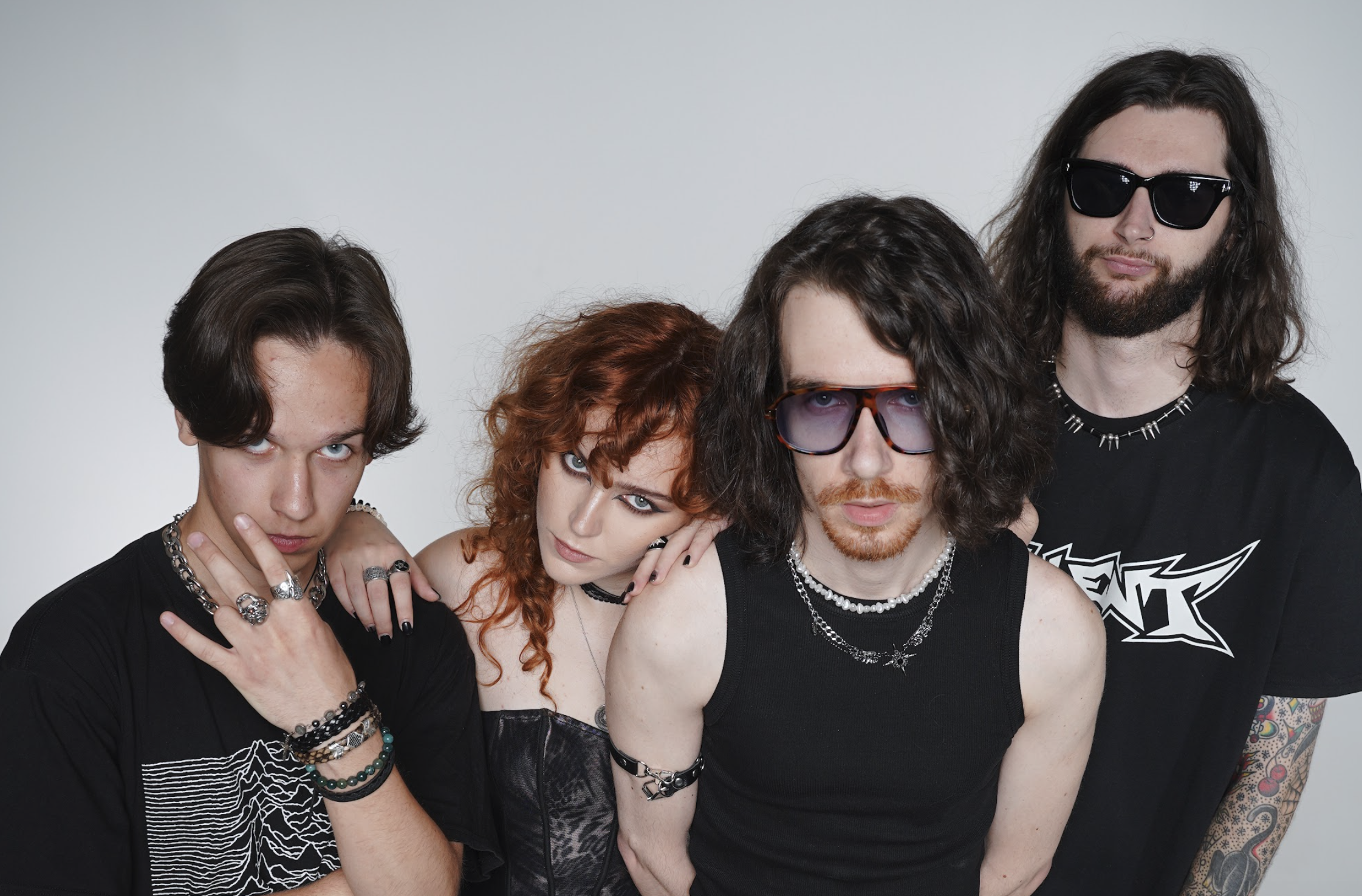 The Elliens розповіли про співзалежність у синглі «таблетки»