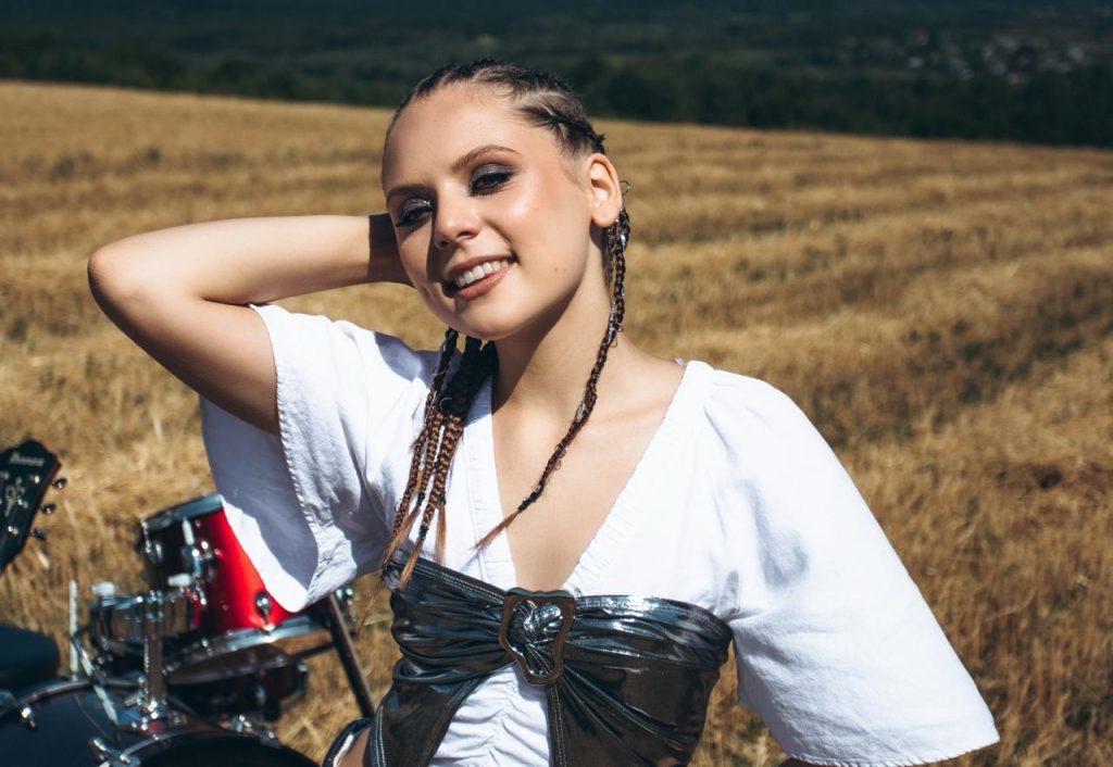 Юна українська співачка MUSHKA випустила нову пісню «Сяй», у якій закликає не боятися змін та сміливо рухатися до своїх цілей