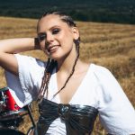 Коси, рок і маніфест впевненості: MUSHKA презентувала новий трек «Сяй»